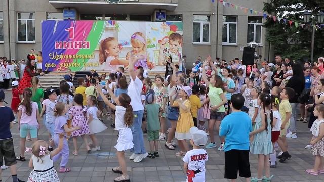 1 июня ст. Калининская 2022г. Видео от Александра Сподарцева. Калининский ДК. смотреть онлайн