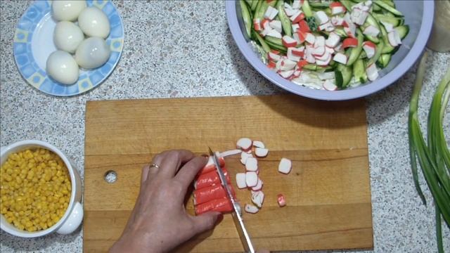 Салат из пекинской капусты со свежим огурцом, консервированной кукурузой, крабовыми палочками, яйцо смотреть онлайн