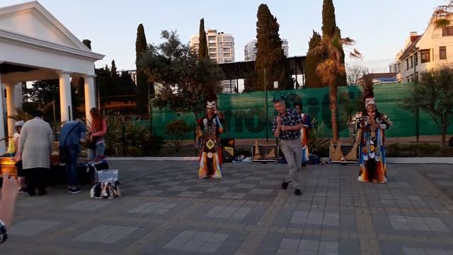 Зажигательные танцы на набережной Адлер смотреть онлайн
