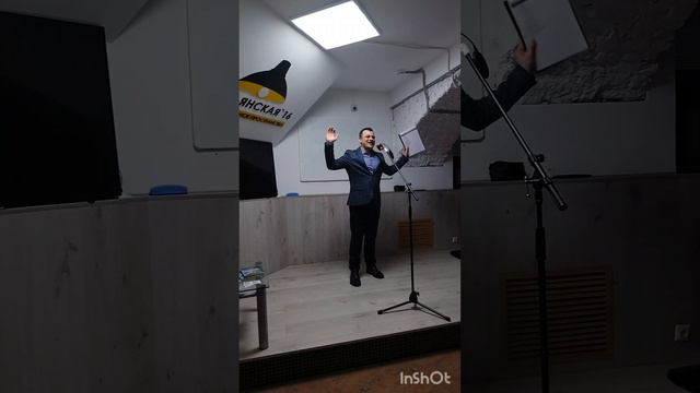 Выступление писателя Дмитрия Корнеева на поэтическом вечере 