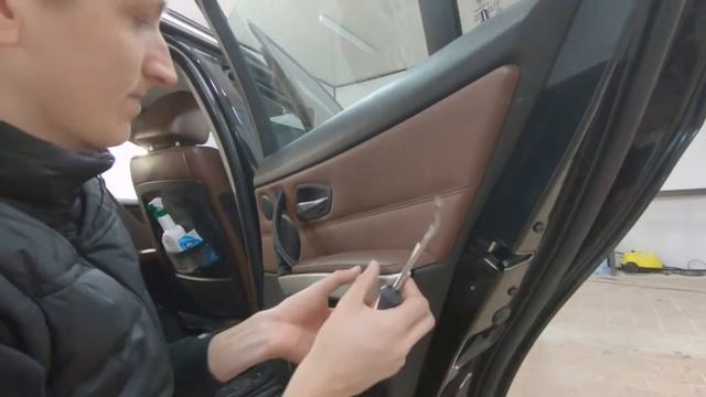 самый быстрый видео обзор на разбор обшивки двери бмв е91. как снять дверные карты