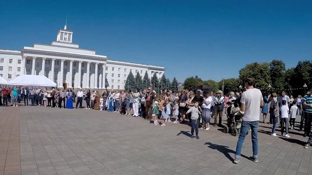 В Нальчике,на площади Дома Советов исполнили красивую Украинскую песню:-"Одна калина"! смотреть онлайн