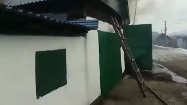 1,5 часа пожарные оберегали жилой дом от огня в ВКО смотреть онлайн