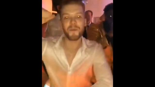 Камерон Монахэн зажигает на тансполе смотреть онлайн