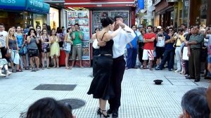 Завораживающее зрелище в своей простоте: личное танго на улицах всегда завораживающее зрелище