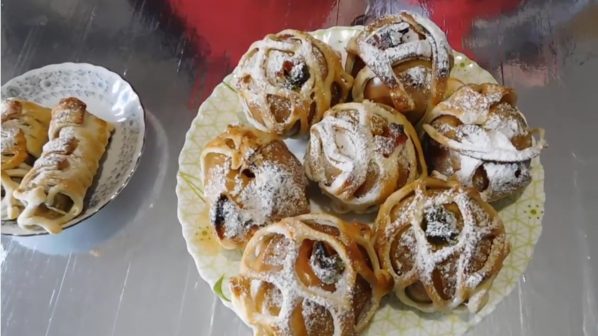 Запеченное яблоко в слоеной сетке , приготовление , кухня крош.