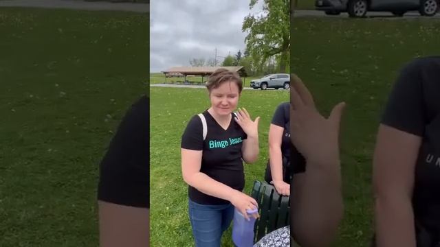 Есть и такие люди! Это группа девочек, тех «Кого конём не затопчешь» 15.05.22г смотреть онлайн