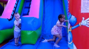 Дети играют на детской площадке Игры для детей Kids outdoor playground Amusement park