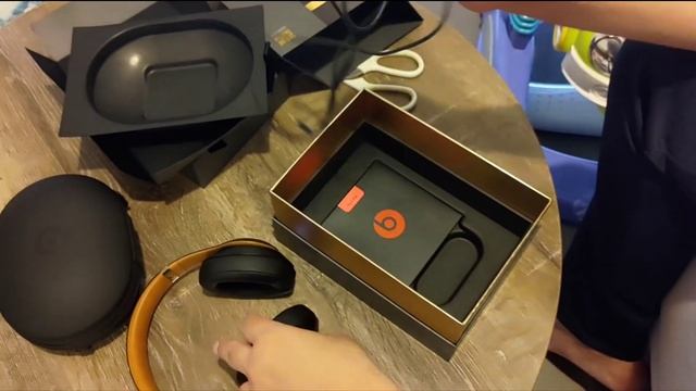 Beats Solo 3 wireless over ear headphones noise Cancelling by Dr Dre unboxing смотреть онлайн