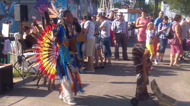 Обалденный индеец, очень красиво играет и поет.