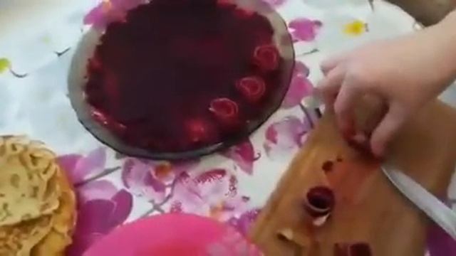 ПРАЗДНИЧНОЕ УКРАШЕНИЕ САЛАТА "СЕЛЬДЬ ПОД ШУБОЙ" смотреть онлайн
