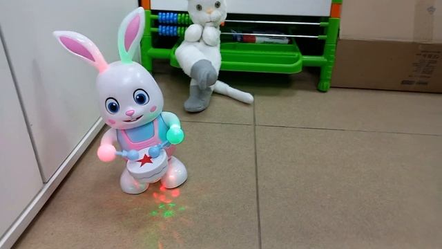 Танцующий заяц Dancing Banny смотреть онлайн