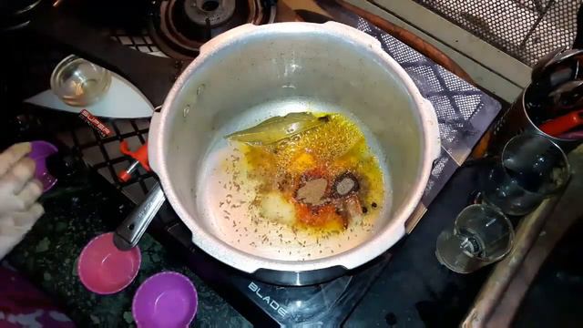 मूंग दाल की स्वादिष्ट मसाला खिचड़ी | masala khichdi | khichdi recipe in hindi смотреть онлайн