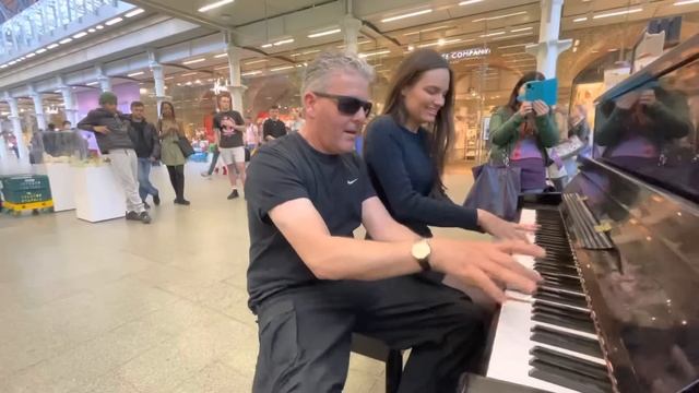 Девушка сбацала буги вуги в торговом центре в четыре руки смотреть онлайн