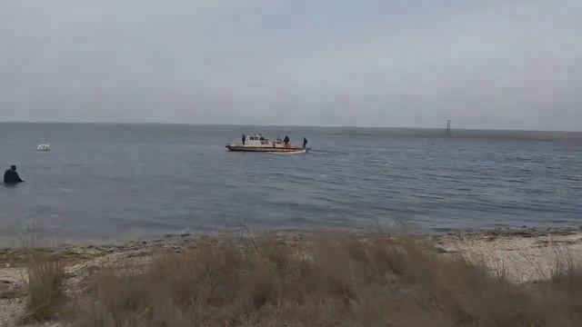 Подъем двигателя МБР-2 на озере Донузлав - съемки с берега смотреть онлайн