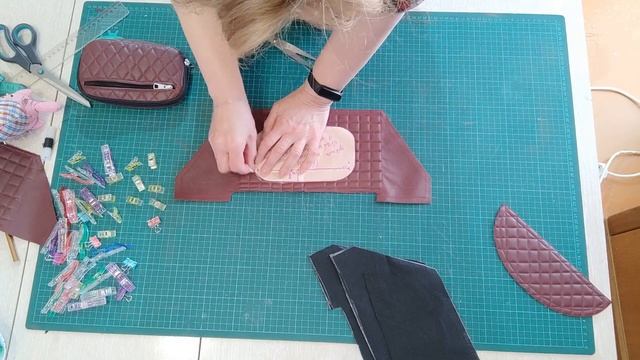 Шью поясную сумочку из кож. зама часть2 смотреть онлайн