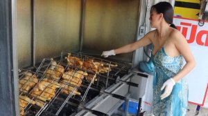 Красивая тайская женщина - тайская уличная еда