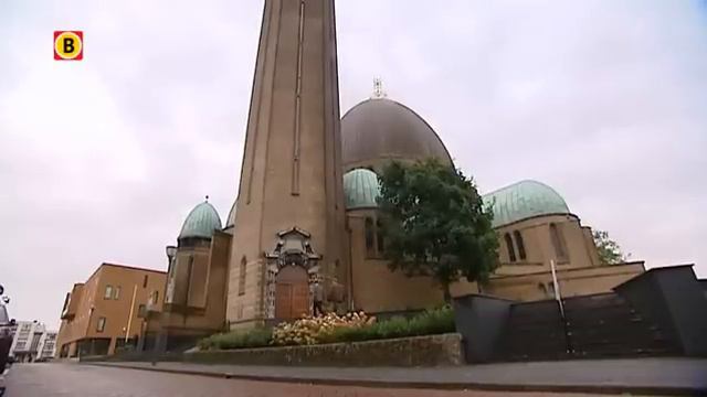 De schrijver vertelt over de honderd mooiste kerken смотреть онлайн