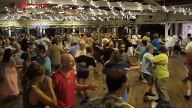 "Bold Weevils" at Glen Echo, MD Contradance 2011-09-02 / CALLER: Sargon de Jesus смотреть онлайн