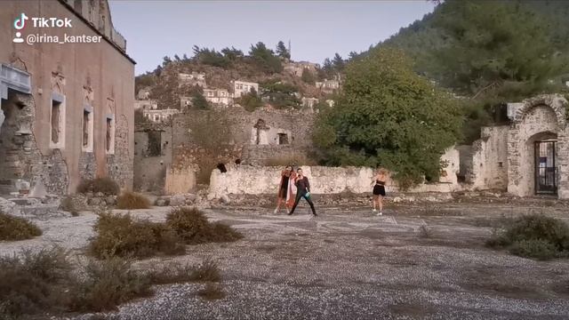 Древняя, заброшенная православная церковь, и не знаю кто... Учитывайте что это ночь хеллоуина! смотреть онлайн