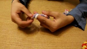 Резинка для волос способом плетения браслетов из резиночек