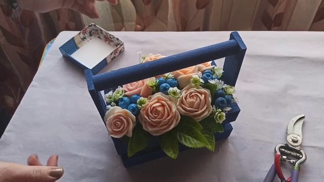 Мыльная композиция в деревянном кашпо с розами и голубикой. смотреть онлайн