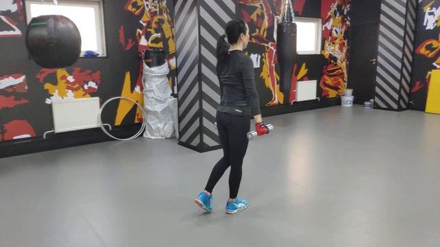 Выпады, выпады в шаге, ходьба выпадами