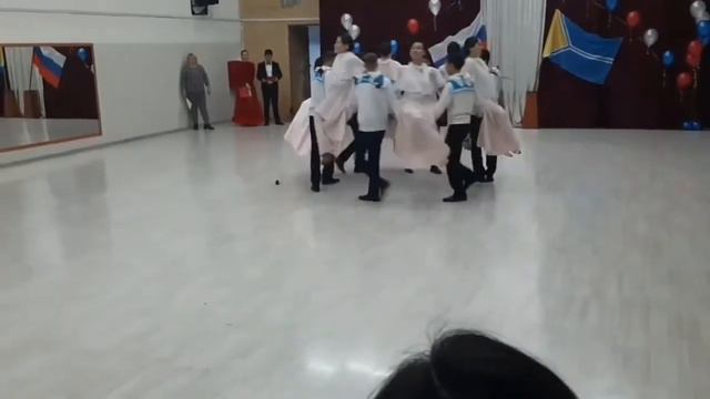 МБОУ СОШ 11 г.Кызыла.Хореографический ансамбль "Радость" ,педагог Адыг-оол Д.В "Вальс Победы!" смотреть онлайн