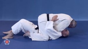 (Ката дзюдзи джимэ) Kata juji jime - удушение спереди, скрещивая руки одна ладонь вверх, другая вни