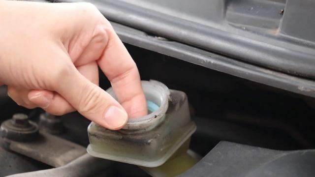 Nissan Primera P12: How To Test Brake Fluid (With Brake Fluid Tester) смотреть онлайн