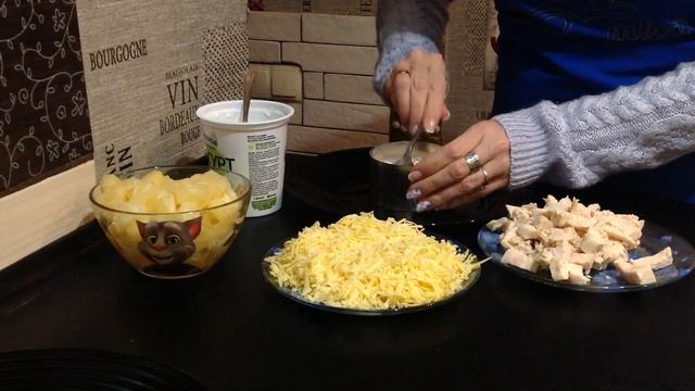 Салат с ананасами БЕЗ МАЙОНЕЗА, рецепт с куриной грудкой и твердым сыром смотреть онлайн