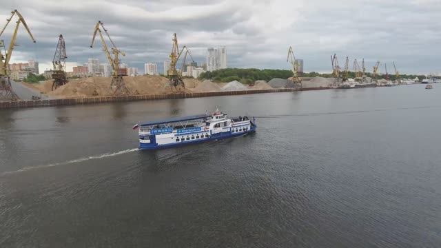 Речной вокзал, портовые краны и теплоходы с высоты птичьего полета.mp4