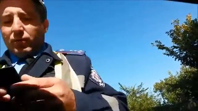 Гаишник стесняется показывать удостоверение