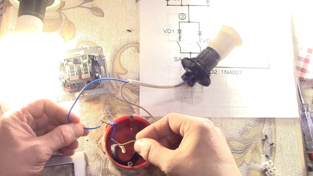 Как подключить розетку к двухклавишному выключателю . смотреть онлайн