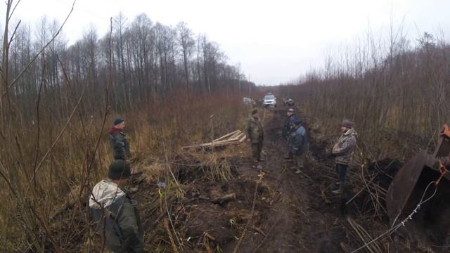Спасаем экскаватор двумя легковушками. смотреть онлайн