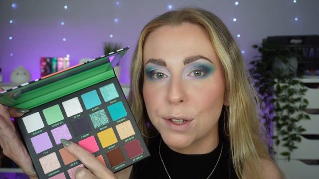 NEW RETRO LOVE BY BEAUTY BAY | Swatches & First impressions смотреть онлайн