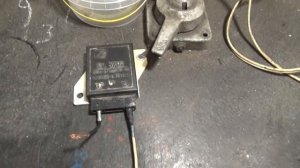 Проверить реле-регулятор контрольной лампой в гараже.