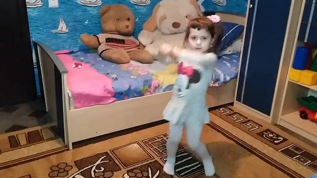 Танец маленькой девочки смотреть онлайн