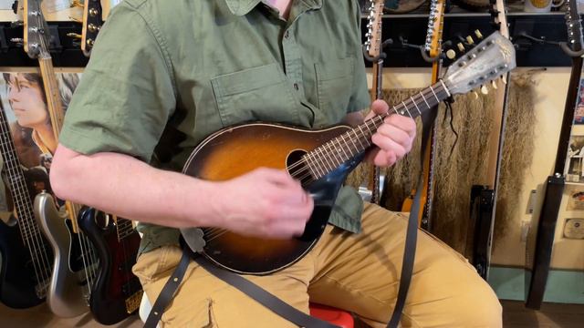 1930s Strad-O-Lin A-style oval-hole archtop mandolin смотреть онлайн