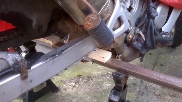 Lifting a Honda Transalp XL 650V, removing a motorcycle back wheel with No center stand or bike lif смотреть онлайн