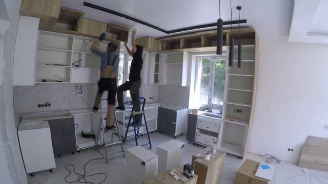 Большая кухня с антресолями 2 пеналами и островом // монтаж кухни смотреть онлайн