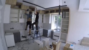 Большая кухня с антресолями 2 пеналами и островом // монтаж кухни