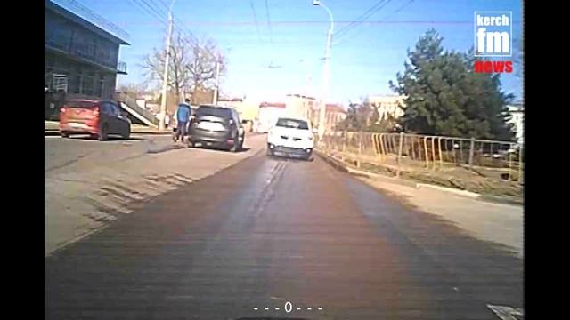 На Адмиралтейском столкнулись «Нива» и «Mazda» смотреть онлайн