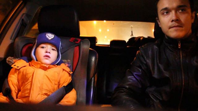 Мальчик просит машинку у папы смотреть онлайн