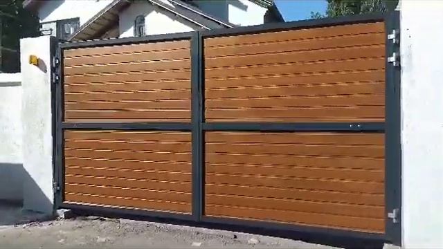 Распашные ворота Алютех, дизайн панелей S-гофр, окрашивание антрацит и "под дерево" смотреть онлайн