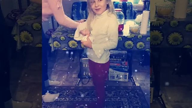 Розыгрыш над младшей сестрой. Подарок на новый год смотреть онлайн