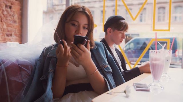 Жизненная история о парне, который решил узнать, почему его девушка с ним встречается! смотреть онлайн