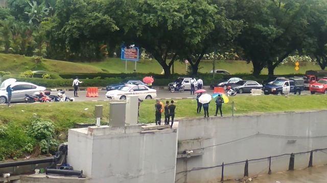 Kereta Terbabas Masuk Sungai di Kuala Lumpur смотреть онлайн