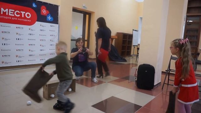 «Чтение стихов на табуретке» (Проект «ВМЕСТО», Факультатив молодых родителей) смотреть онлайн