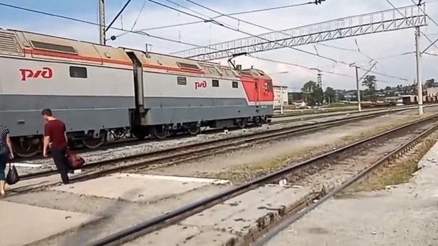 Электровоз 2ЭС6 - 061 следует резервом по станции Бердяуш смотреть онлайн